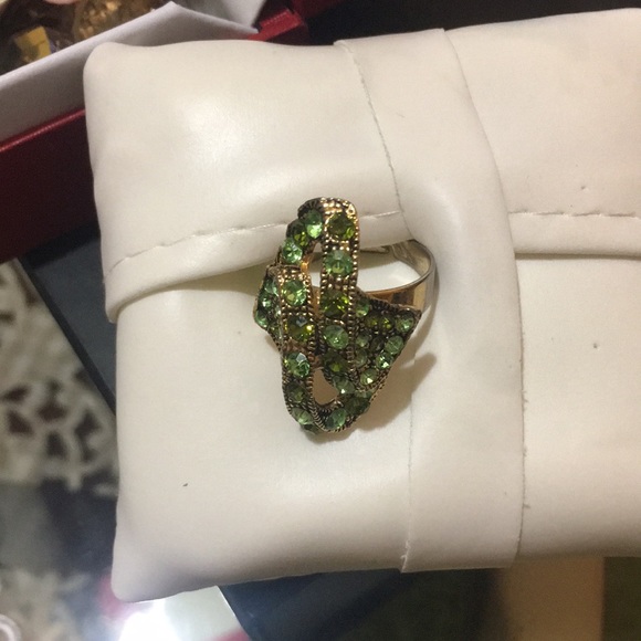 Beautiful ring - Picture 2 of 5